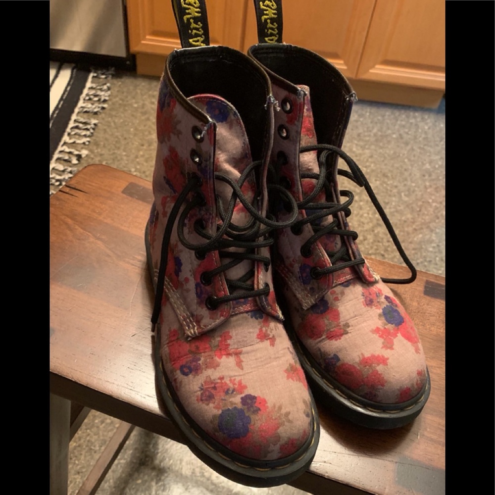 Doc Martens——floral boots